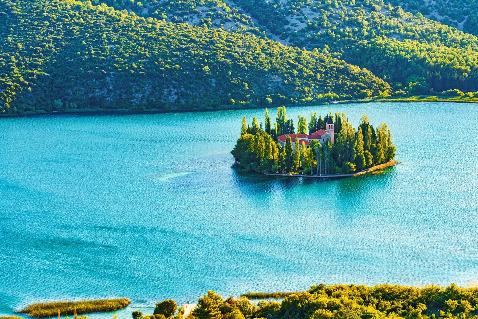 Vista aérea del monasterio franciscano en la pequeña y arbolada isla de Visovac, en el Parque Nacional de Krka.