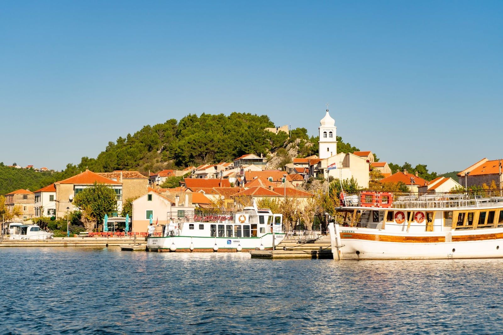 Barcos turísticos atracados en el puerto de Skradin, pueblo de acceso y punto de tránsito hacia el Parque Nacional de Krka.